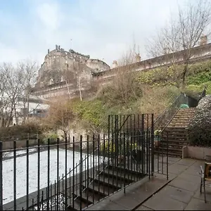 Apartment Charming 1 Bed With Castle View